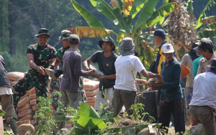 Masyarakat berjibaku bantu satgas TMMD Kodim Madiun 