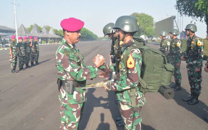 Gubernur AAL Mayjen TNI (Mar) Endi Supardi memberikan penghargaan taruna berprestasi, Rabu (9/8)