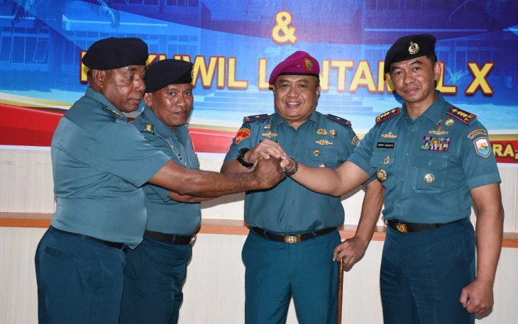 Danlantamal X Brigjen TNI (Mar) Ludi Prastyono foto bersama usai sertijab, Rabu (9/8)