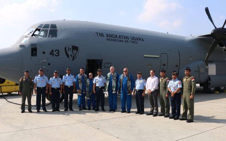 Pangkoopsud I Marsda TNI Bambang Gunarto saat foto bersama crew saat menyambut kedatangan pesawat Hercules C-130J Tail Number A-1343 di Lanud Halim Perdanakusuma, Jakarta , Rabu (9/8)