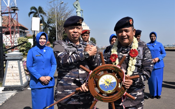 Sertijab Pangkoarmada II ditandai penyerahan kemudi kapal  