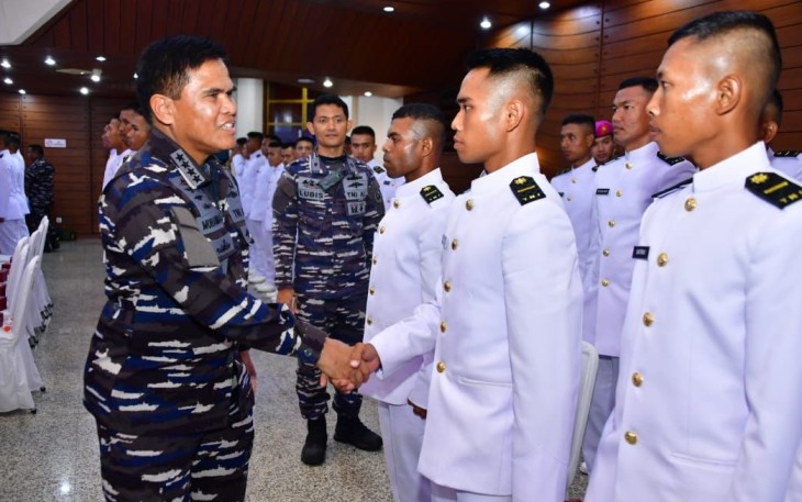 Kasal Laksamana TNI Muhammad Ali bersama perwira remaja TNI AL di Mabesal Cilangkap, Jakarta, Rabu (9/8)