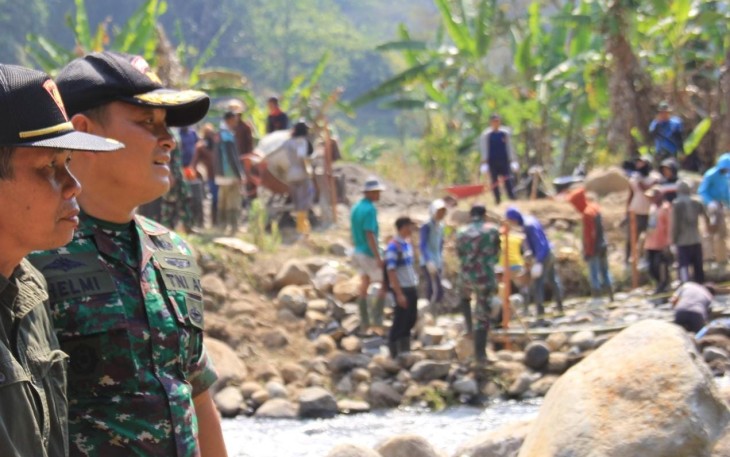 Dansatgas TMMD ke 117 Kodim 0803/Madiun Letkol Inf Meina Helmi saat meninjau pembangunan jembatan di Desa Kepel Kecamatan Kare, Kabupaten Madiun