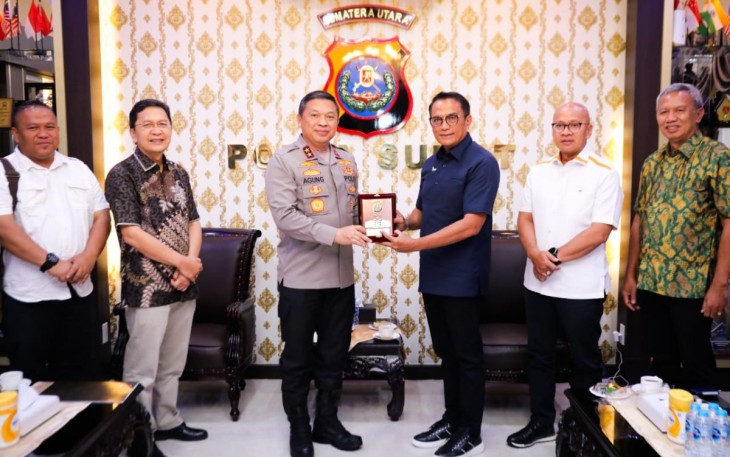 Kapolda Sumut Irjen Pol Agung Setya Imam Effendi saat memberikan cenderamata, Rabu (9/8)