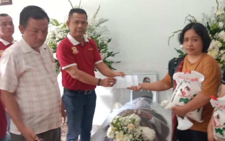 Ketua Pewarta saat memberikan santunan kedukaan