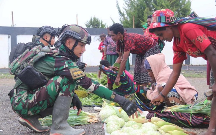 Prajurit Tri Dharma borong hasil bumi warga, Jum'at (11/8)