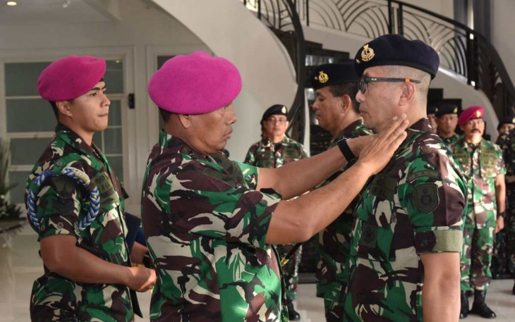 Gubernur AAL Mayjen TNI (Mar) Endi Supardi saat sertijab Wagub AAL di Surabaya, Jum'at (11/8)