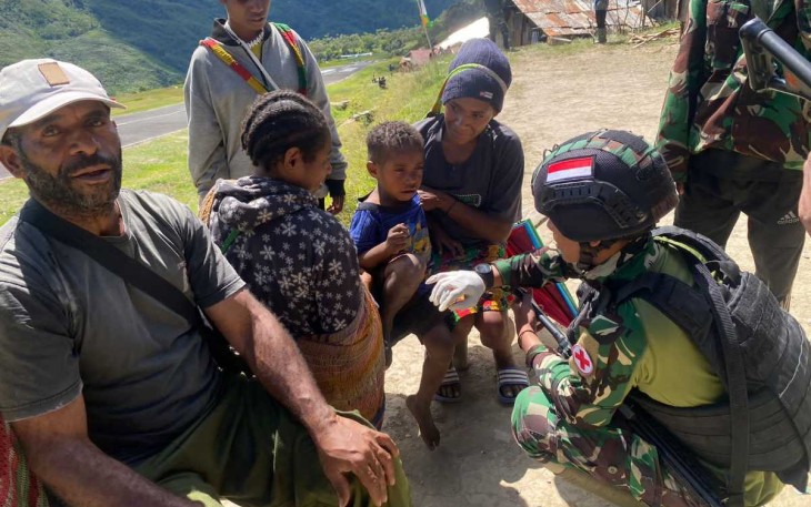 Komsos prajurit memberikan rasa aman warga di Pegunungan Bintang, Papua, Jum'at (11/8)