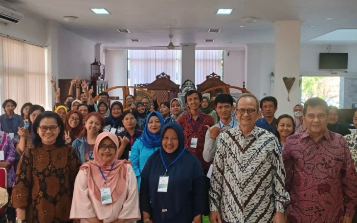 SeskemenkopUKM Arif Rahman (batik bergaris) bersama pelaku UMKM di Kota Surakarta, Minggu (13/8)