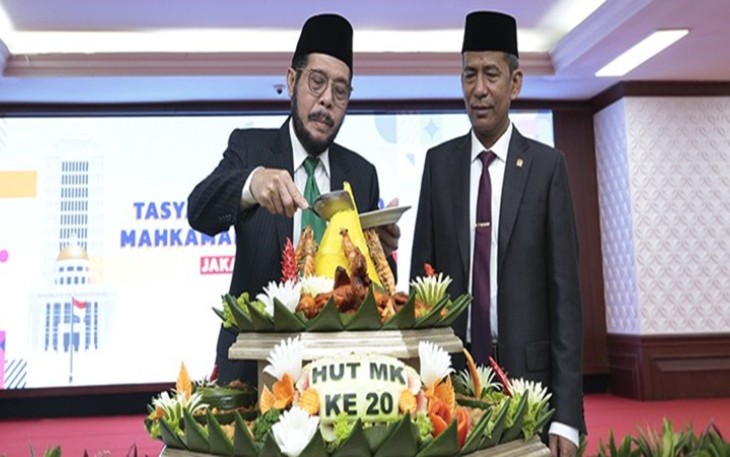 Ketua Mahkamah Konstitusi Anwar Usman saat memotong tumpeng HUT MK ke 20 di Jakarta, Minggu (13/8)