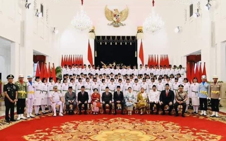 Presiden Joko Widodo foto bersama anggota Paskibraka tahun 2023 di Istana Negara Jakarta, Selasa (15/8)