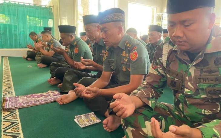 Prajurit Menarmed 2 Kostrad doa bersama jelang peringatan HUT Kemerdekaan RI ke 78 di Masjid Baitul Muttaqin, Malang, Rabu (16/8)