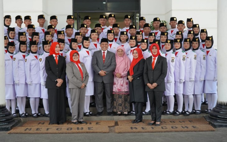 Wakil Walikota Cilegon Sanuji Pentamarta saat foto bersama Paskibraka Kota Cilegon, Kamis (17/8)