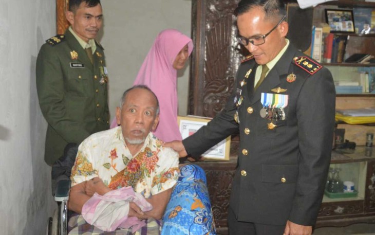 Dandim 0802/Ponorogo Letkol Inf Hirta Juni Adriansyah saat memberikan bansos langsung ke Veteran RI, Kamis (17/8)