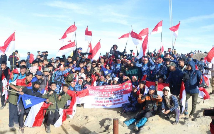 Rekor MURI pengibaran 1945 bendera di puncak gunung Ceremai, Jawa Barat, Kamis (17/8)