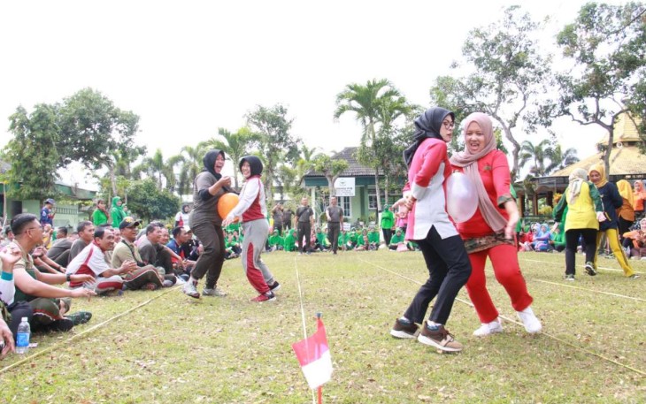 Seru menegangkan dan gelak tawa peserta lomba balon di Kodim 0806/Trenggalek, Jum'at (18/8)