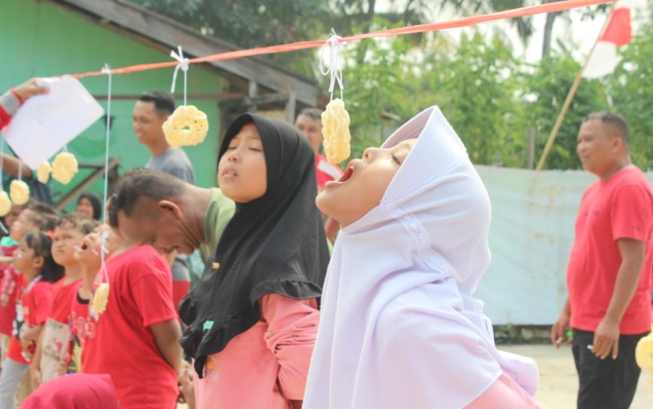 Lomba makan kerupuk meriahkan HUT Kemerdekaan RI ke 78 di Kodim 1001/HSU-BLG, Minggu (20/8)