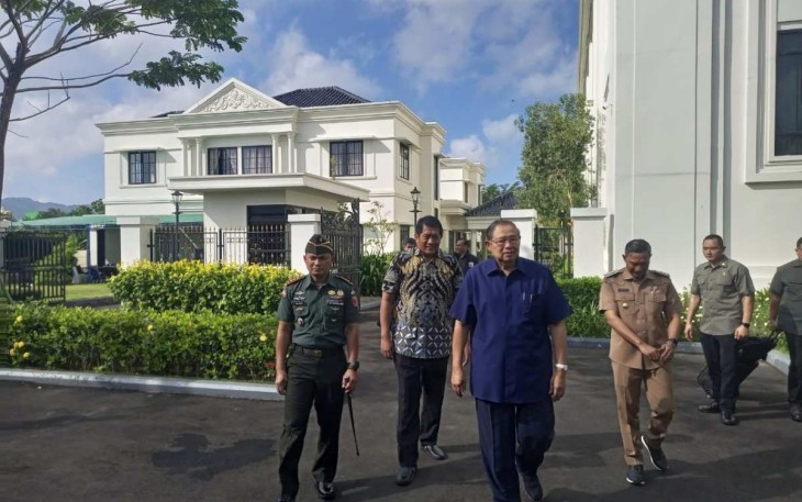 Dandim 0801/Pacitan Letkol Inf Roliyanto saat mendampingi SBY, Senin (21/8)