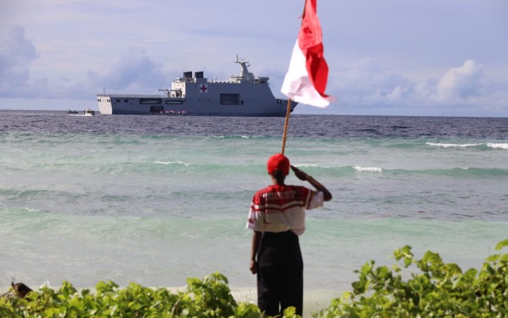 Pengibaran bendera merah putih di 78 Titik di Pulau terluar dan terdepan Kabupaten Raja Ampat, Pulau Fani, Papua Barat Daya, Senin (21/8)