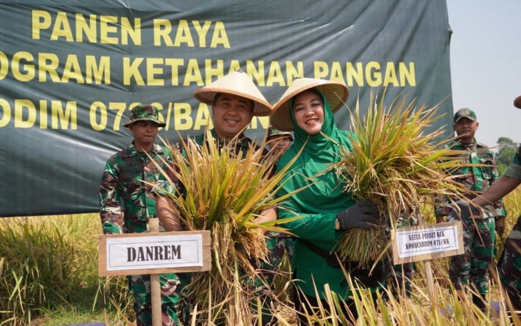 Danrem 071 Wijayakusuma Kolonel Czi Mohammad Andhy Kusuma saat panen padi Protangguh di Kabupaten Batang, Senin (21/8)