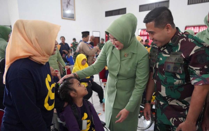 Danrem 071 Wijayakusuma Kolonel Czi Mohammad Andhy Kusuma bersama penderita disabilitas ganda 