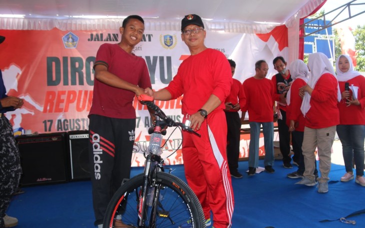 Pembagian hadiah lomba HUT Kemerdekaan RI ke 78 