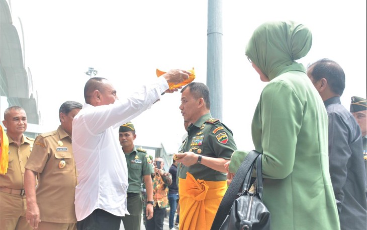 Gubsu Letjen TNI (Pur) Edy Rahmayadi saat kenakan topi adat Pangdam I/BB Mayjen TNI Mochammad Hasan, Selasa (22/8)