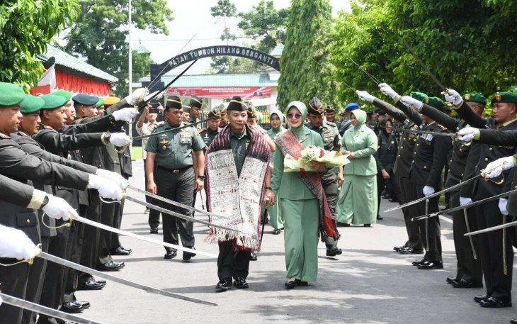 Pangdam I/BB Mayjen TNI Mochammad Hasan disambut pedang pora di Makodam I/BB, Selasa (22/8)