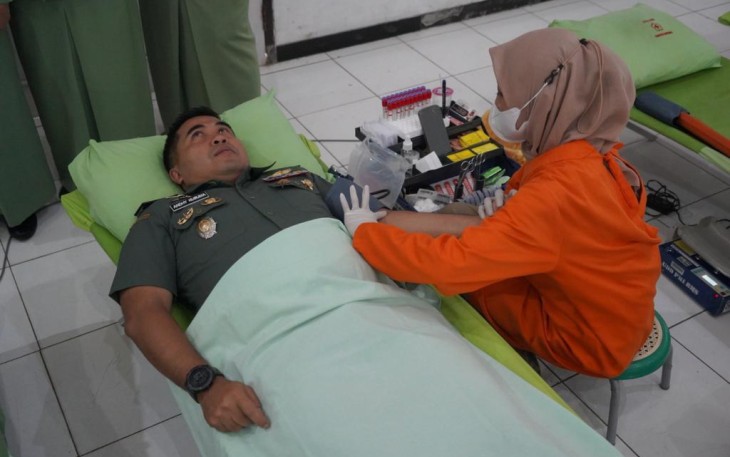 Danrem 071 Wijayakusuma Kolonel Czi Mohammad Andhy Kusuma saat donor darah, Rabu (23/8)