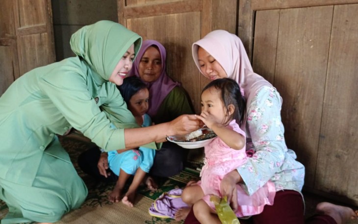 Pemberian makanan gizi tambahan anak-anak di wilayah desa binaan, Rabu (23/8)