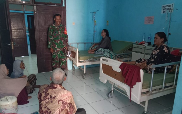 Serka Indra Jaya Babinsa Koramil 10/Babirik saat menjenguk warga binaannya yang menderita sakit di Puskesmas Babirik, Rabu (23/8)