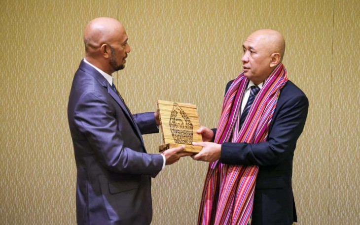 MenkopUKM Teten Masduki saat menerima cenderamata dari Secretary of State for Cooperative of Timor Leste, Arsenio Pereira da Silva di Bali, Jum'at (25/8)
