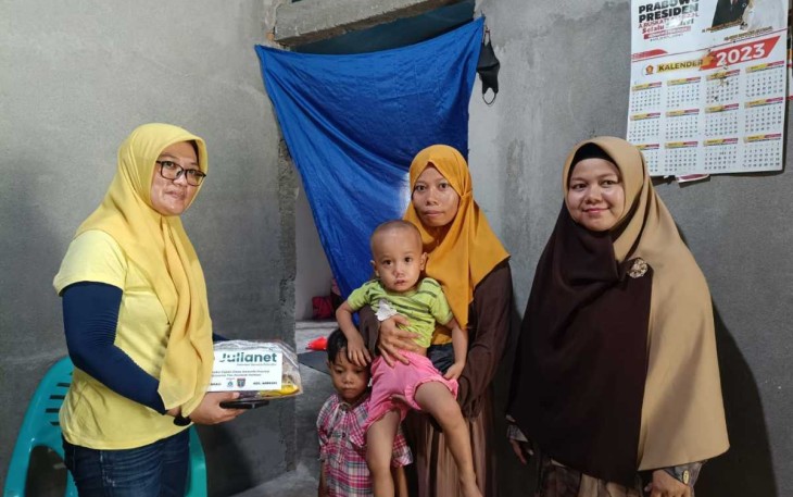 Satgas Penanganan 4+1 saat memberikan bantuan anak stunting di wilayah prov Sulbar 