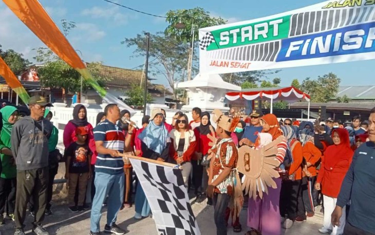 Jalan sehat Meriahkan HUT Kemerdekaan RI ke 78 di Kecamatan Pacitan, Jum'at (25/8)