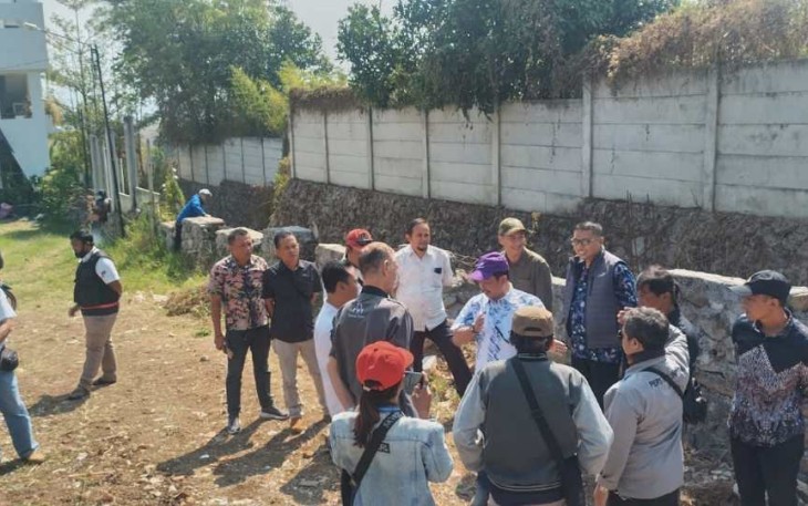 Komisi C DPRD Kota Batu, saat tengah meninjau ke lokasi Perumahan Kusuma Pesanggrahan terkait material bekas bangunan, Kamis (24/8)