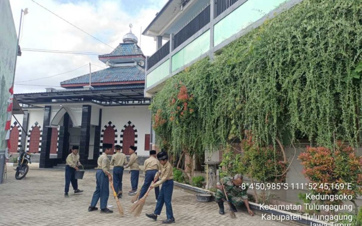 Bersihkan halaman sekolah bersama siswa di wilayah binaan, Jum'at (25/8)