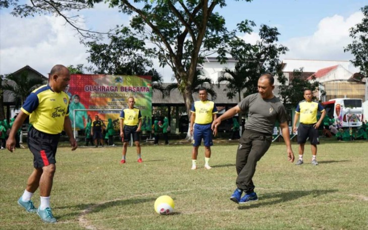 Danrem 081/DSJ Kolonel Inf H. Sugiyono bermain sepak bola di Kodim 0806/Trenggalek 