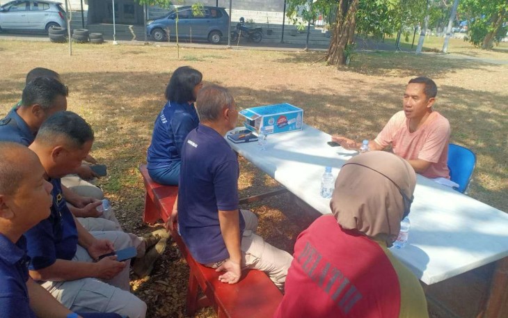 Kadispen Kodiklatal Letkol Marinir Suharyono saat memberikan jam komandan, Jum'at (25/8)