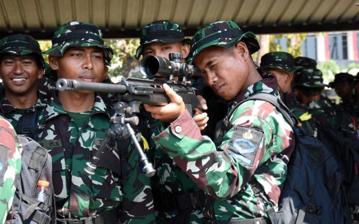 Siswa Satdik Kodiklatal Mencoba Senjata Prajurit Petarung Marinir, Surabaya, Jum'at (25/8)