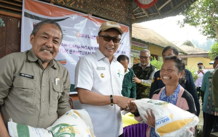 Pj Gubernur Sulbar Prof Zudan Arif Fakrulloh saat menyalurkan bantuan pangan, Sabtu (26/8)