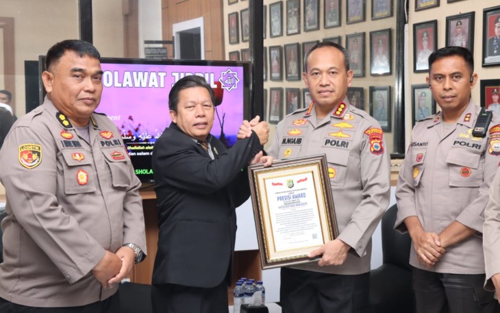 Kapolrestabes Makassar Kombes Pol Mukhamad Ngajib saat menerima piagam penghargaan LEMKAPI, Sabtu (26/8)