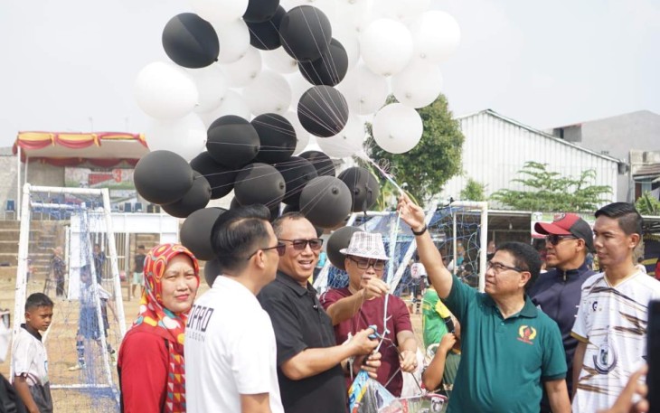 Wali Kota Cilegon Helldy Agustian saat membuka turnamen sepakbola, Minggu (27/8)