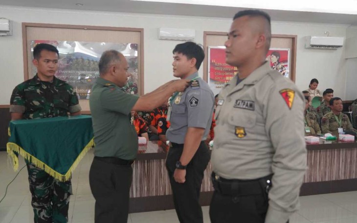 Danrem 023/KS Kolonel Inf Lukman Hakim saat membuka pembekalan Kader Warga Terlatih, Senin (28/8)