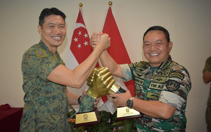 Kasad Jenderal TNI Dudung Abdurachman bersama Chief of Army SAF di Singapura, Senin (28/8)