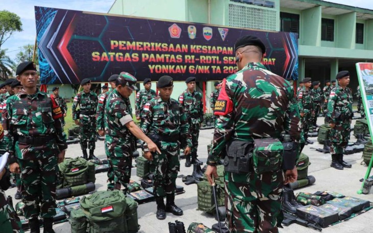 Kasdam I/BB Brigjen TNI Refrizal saat pengecekan kesiapan Satgas Yonkav 6/NK, Senin (28/8)