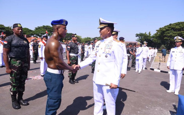 Dankodiklatal Letjen TNI (Mar) Suhartono berikan ucapan selamat prajuritnya naik status jadi Sersan TNI AL, Surabaya, Senin (28/8)