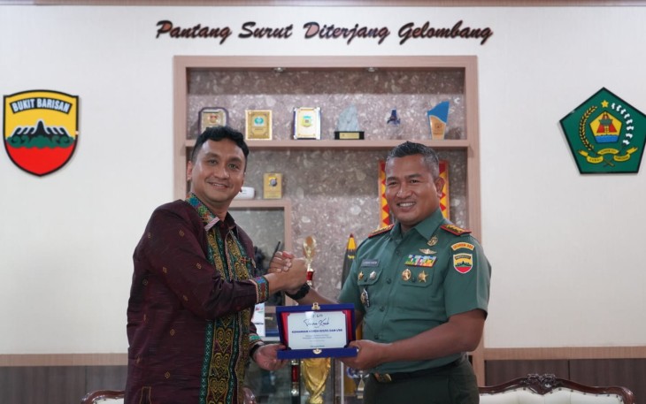 Danrem 023/KS Kolonel Inf Lukman Hakim saat menerima penghargaan, Selasa (29/8)