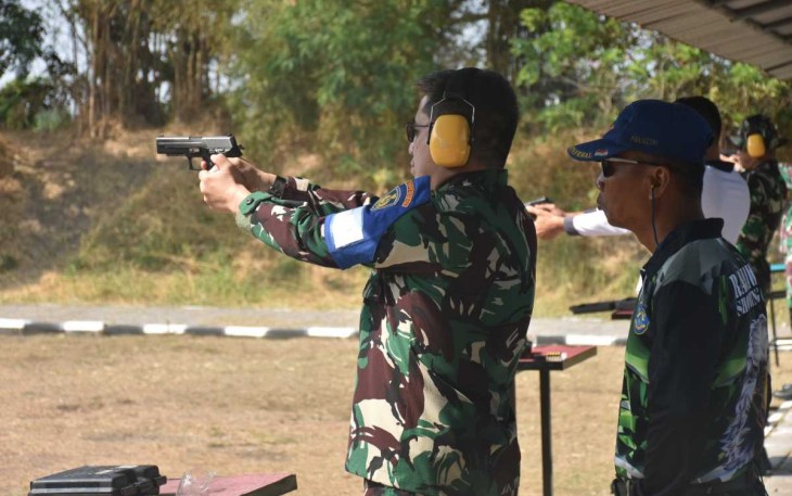 Danwing Udara 2 Puspenerbal Kolonel Laut (P) Ma'arif saat latihan menembak di lapangan tembak Lanudal Juanda, Rabu (30/8)
