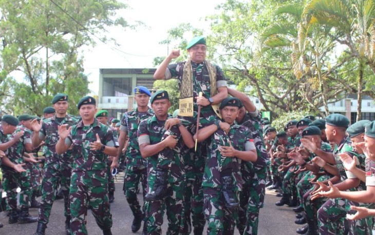 Pangdam XVIII/Kasuari Mayjen TNI Ilyas Alamsyah bersama prajurit Yonif RK 762/VYS