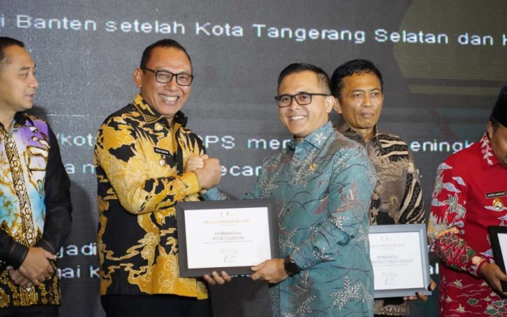 Wali Kota Cilegon Helldy Agustian saat menerima piagam penghargaan di Jakarta, Selasa (29/8)
